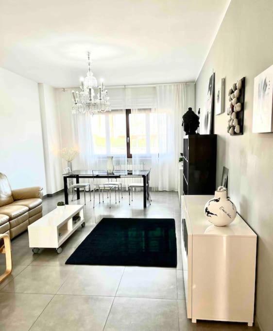 Sun-Kissed Seaside Retreat: Your Pescara Getaway Luaran gambar